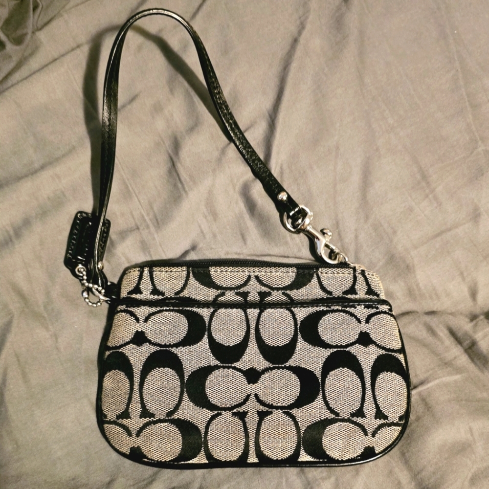 Coach wristlet. Never used. Excellent condition.